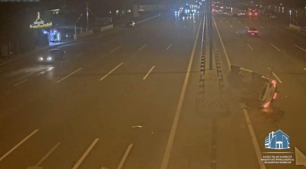 Aeroport şosesində ağır QƏZA: Avtomobil aşdı -ANBAAN VİDEO