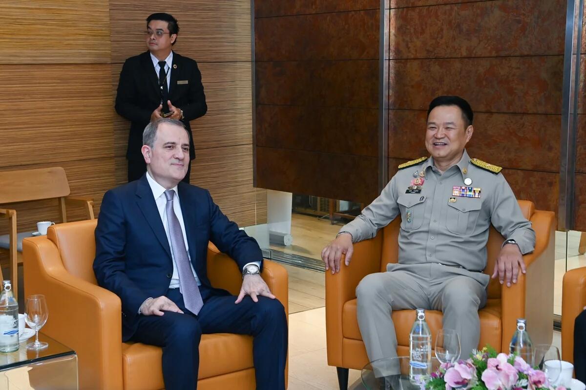 Azerbaijani FM Jeyhun Bayramov meets with Thai PM Anutin Charnvirakul